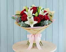 Букет цветов из:  Лилии и Розы в Янталь