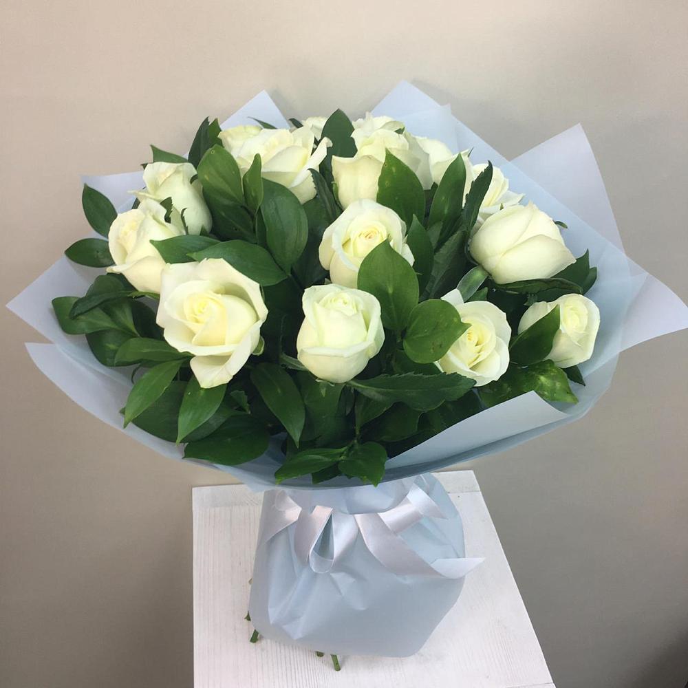 Букет 15 Белых роз Проуд в Янталь