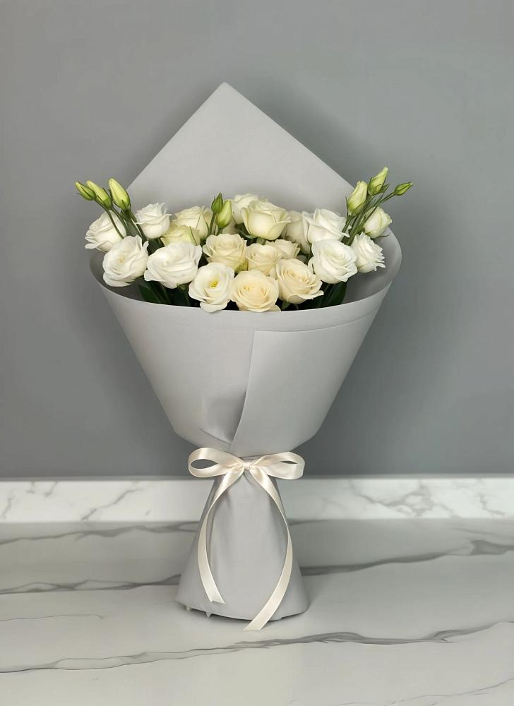 Букет цветов из: Розы и Лизиантусы в Янталь