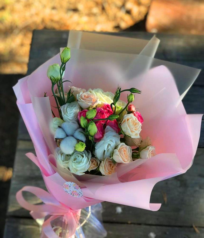 Букет цветов из: Розы и Лизиантусы в Янталь