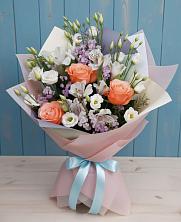 Букет цветов из:  Лизиантусы, Розы, Альстромерии и Гипсофила в Янталь