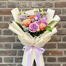 Букет цветов из:  Лизиантусы и Розы в Янталь