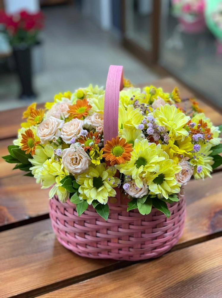 Цветочная композиция из Хризантемы и Розы в корзине в Янталь