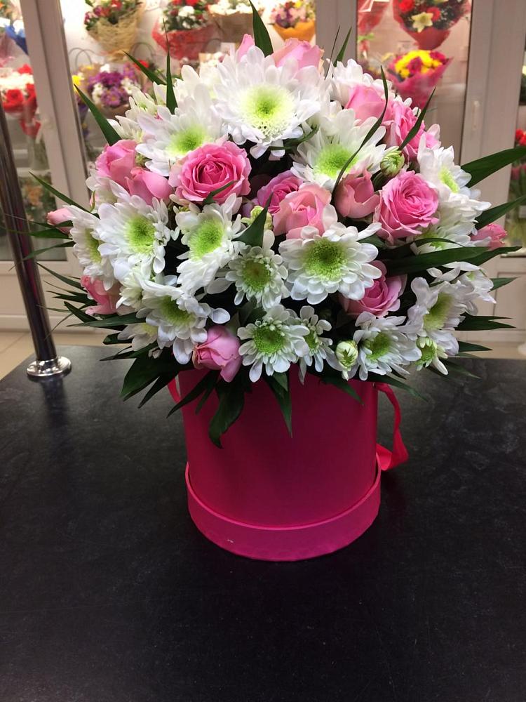 Цветочная композиция из Розы и Хризантемы в шляпной коробке в Янталь