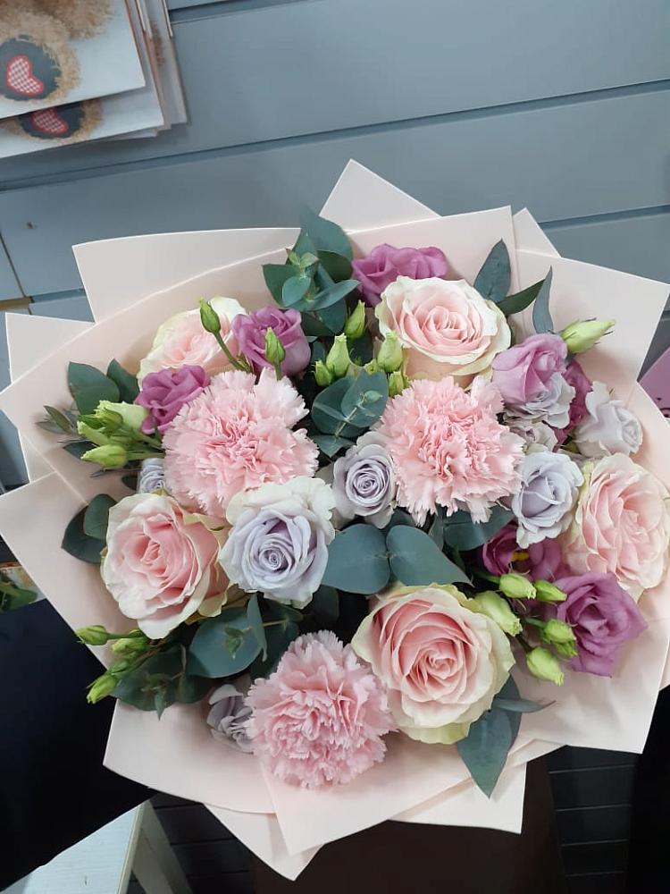 Букет цветов из: Розы, Гвоздики и Лизиантусы в Янталь