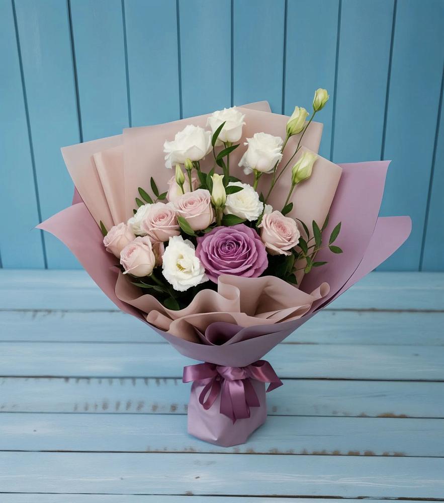 Букет цветов из: Розы и Лизиантусы в Янталь